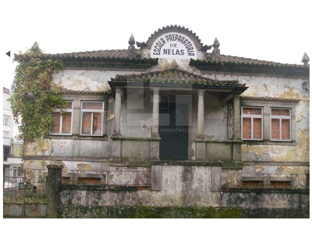 Prédio urbano em estado de ruína, anteriormente utilizado como colé... - Grande imagem: 2/3