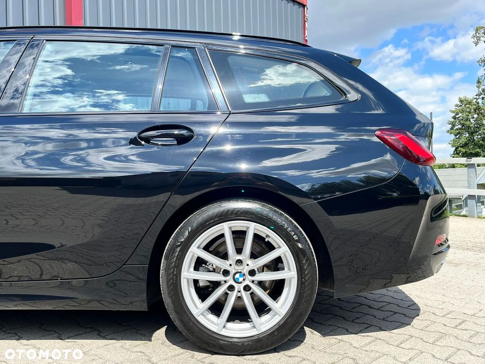 BMW Seria 3 318d mHEV - 12