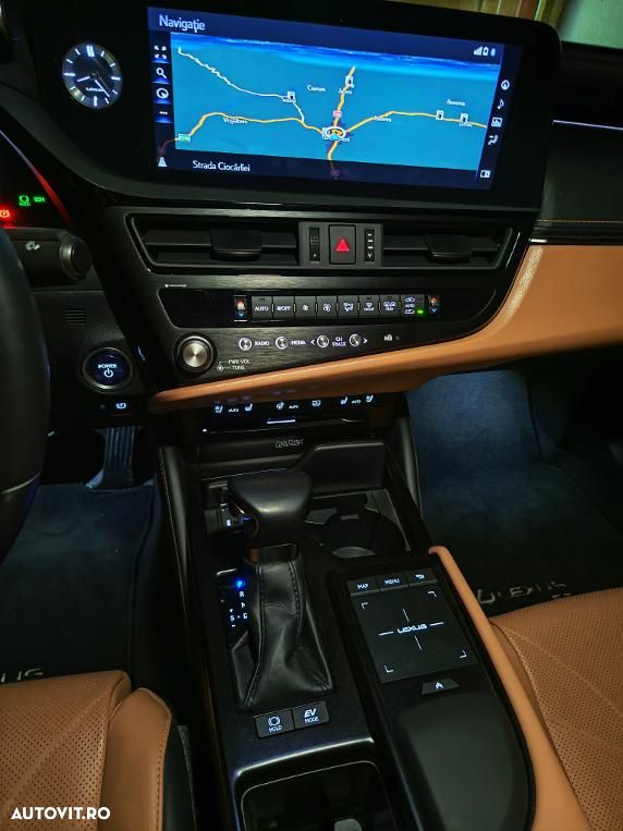 Lexus Seria ES 300h 2.5 TNGA HV 25H- 4X2 CVT Luxury Tech - 22