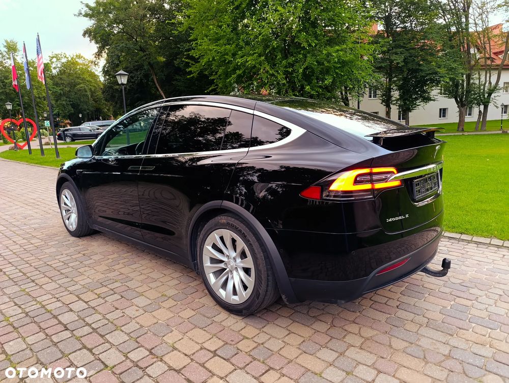 Tesla Model X - 22