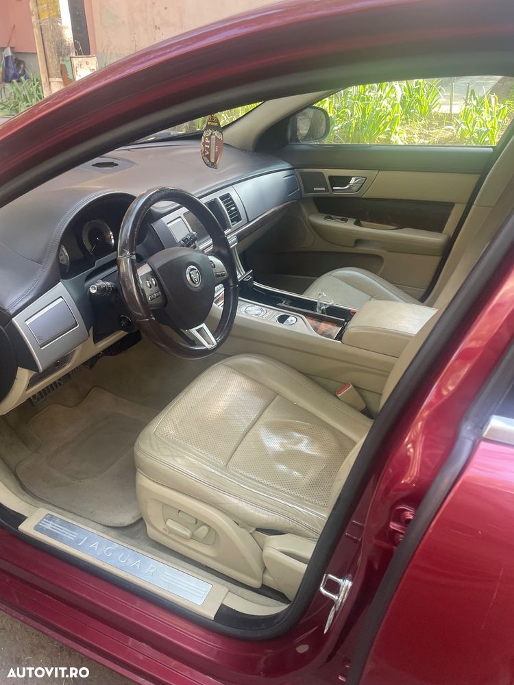 Jaguar XF 2.7D Luxury - 13