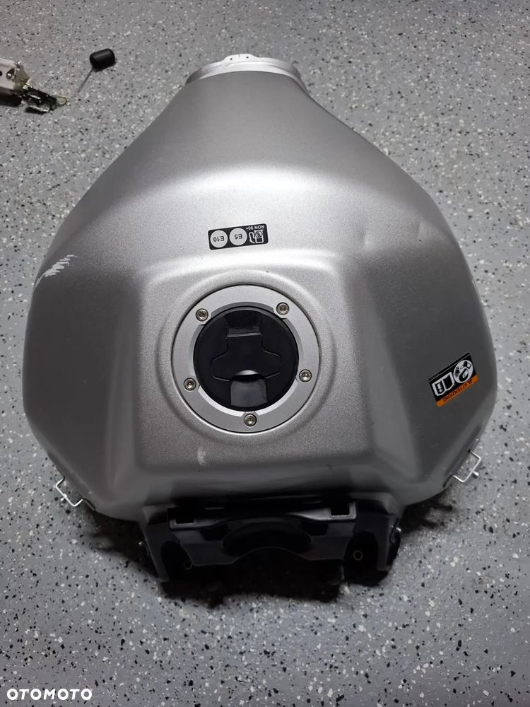 Suzuki GSXS 950 1000 zbiornik bak pompa paliwa - 10