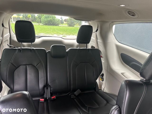 Chrysler Pacifica - 16