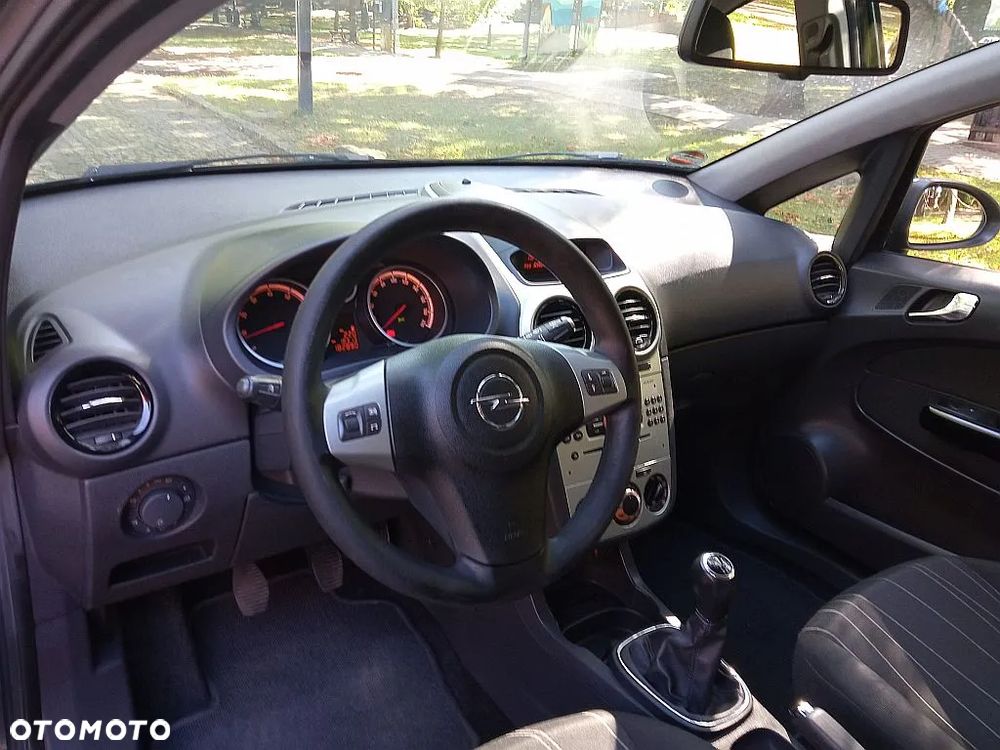 Opel Corsa 1.4 16V Cosmo - 8