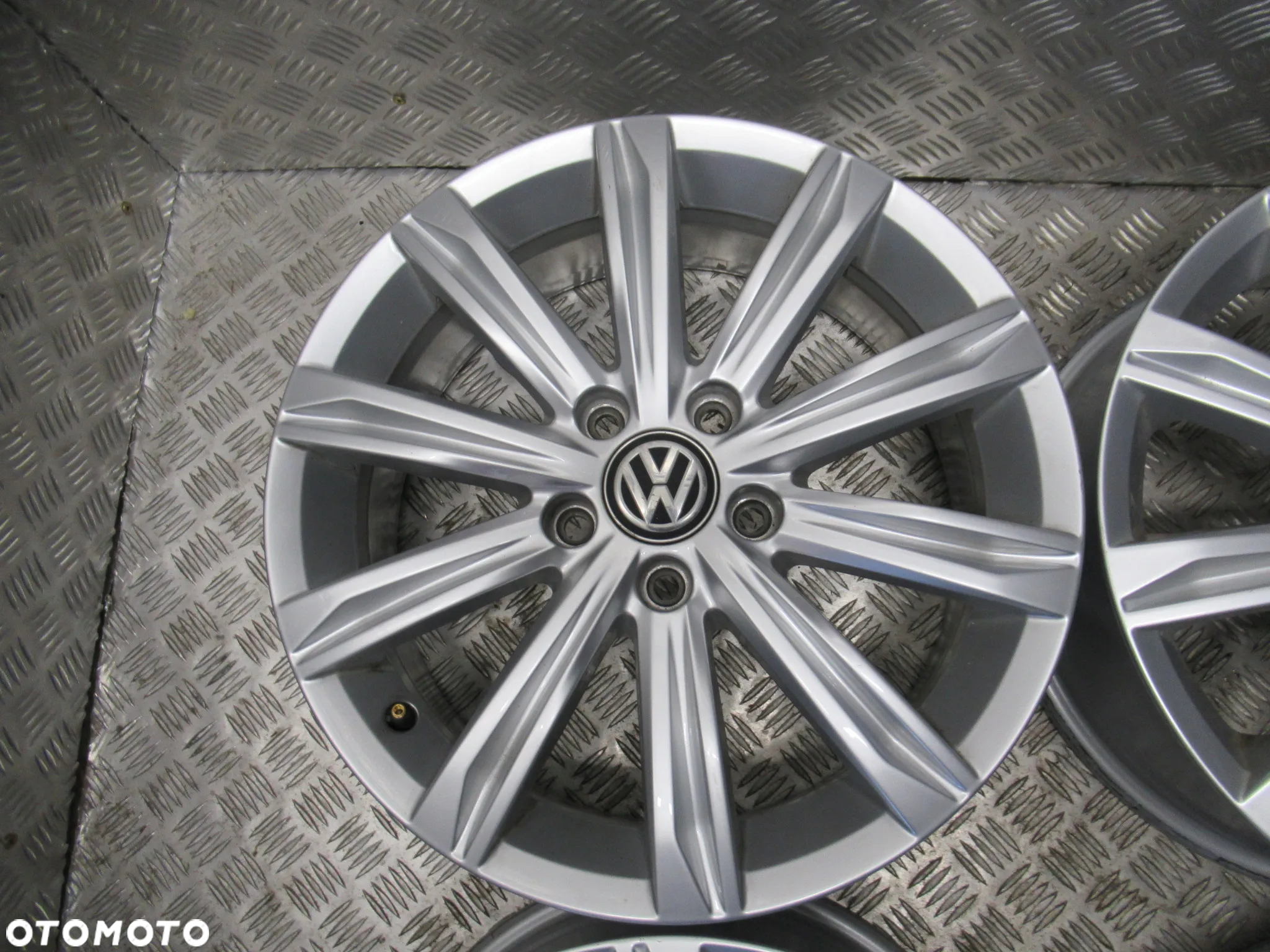 Felgi Vw T-Rock Sharan Tiguan Caddy Passat 6,5Jx17 et52 5x112 5TA - 4
