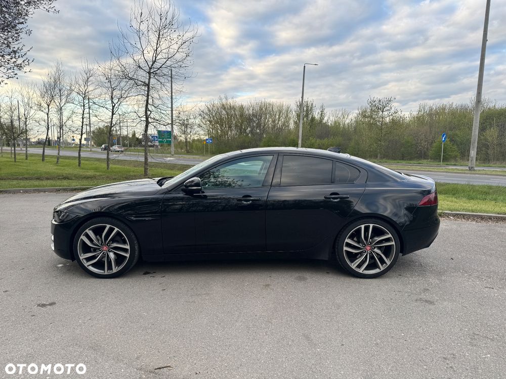 Jaguar XE 2.0 T Portfolio - 3