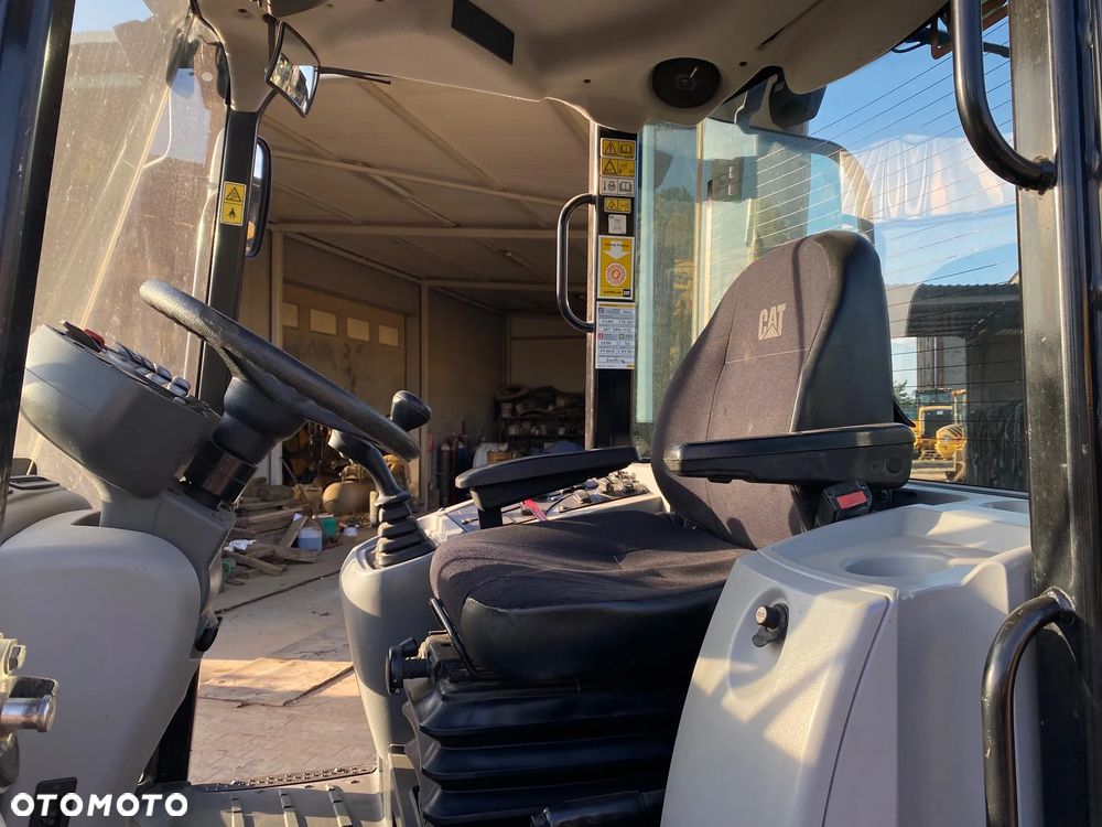 Caterpillar CAT 908M, 2017 ROK, 3900 MTH, ŁYŻKA OTWIERANA + WIDŁY, z NIEMIEC, - 14