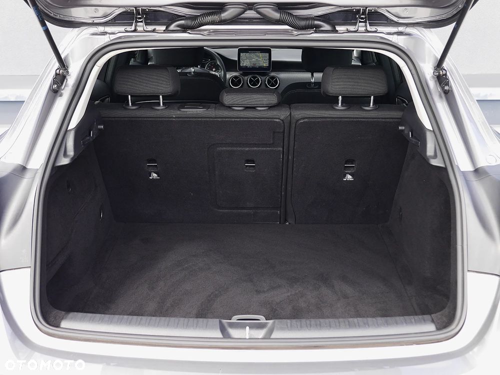 Mercedes-Benz GLA 180 7G-DCT - 29