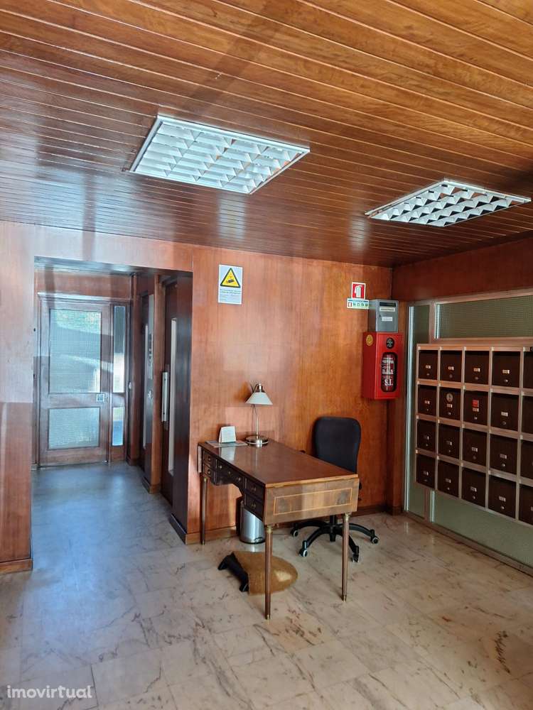 T2 para REMODELAR, perto Metro, Garagem, Vista Rio - Grande imagem: 3/12