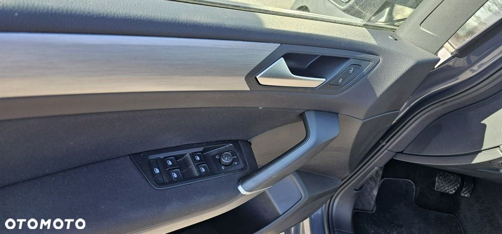 Volkswagen Touran - 12