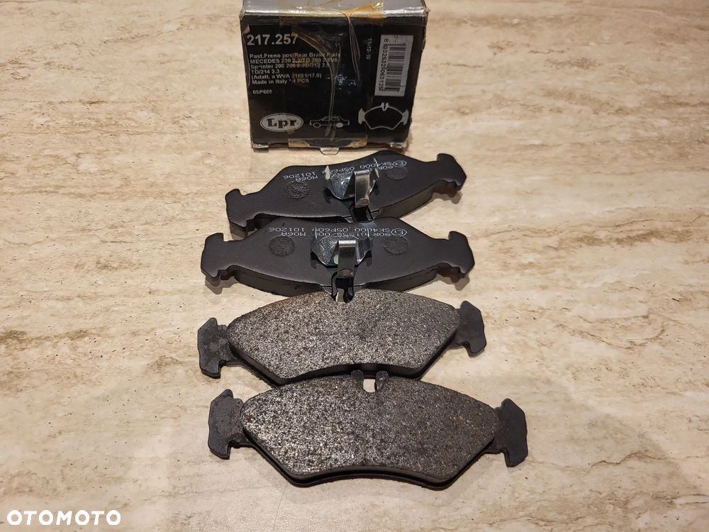 KLOCKI HAMULC kpl. tył   MERCEDES SPRINTER 2-T (B901, B902), SPRINTER 3-T (B903), SPRINTER 4-T (B904); VW LT 28-35 II, LT 28-46 II 2.1D-2.9D 01.95-07.0617x141x50 - 1