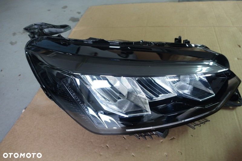 LAMPA LEWY PRAWY PRZÓD PEUGEOT 208 II LED 19r.- - 3