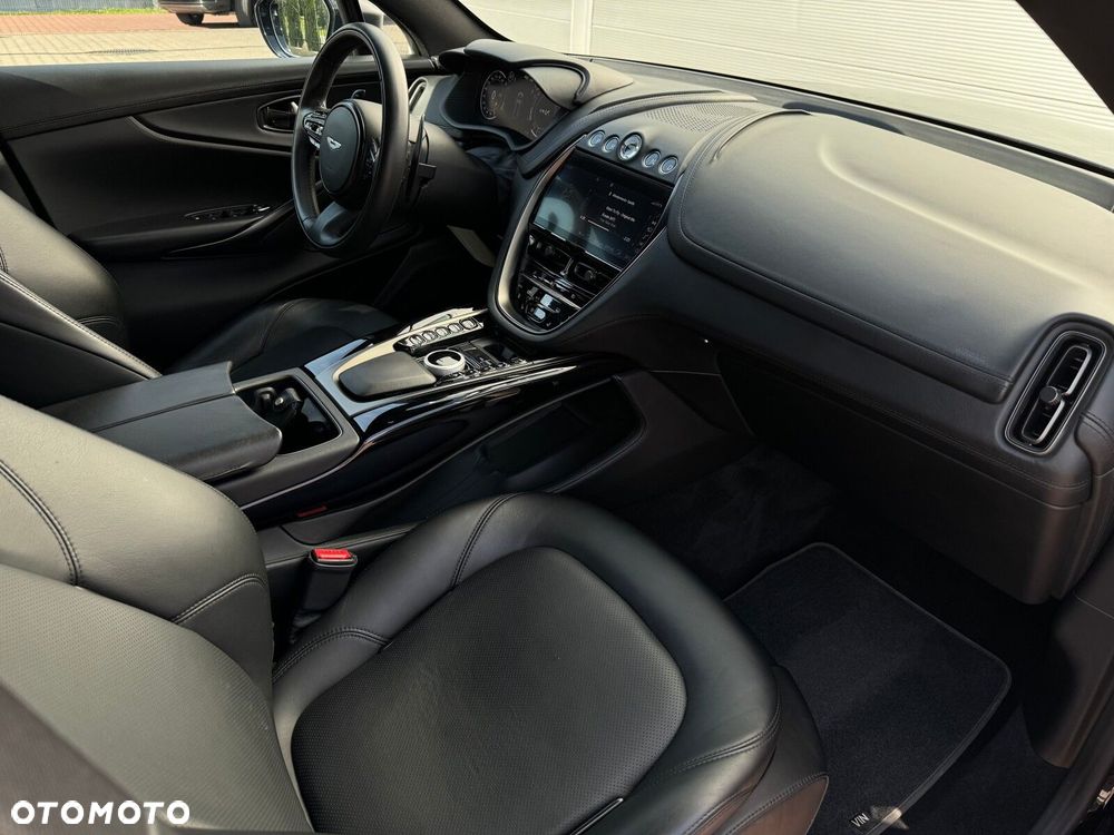 Aston Martin DBX - 8