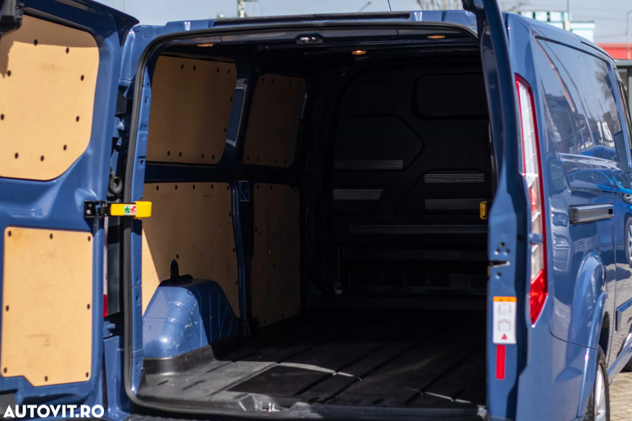 Ford Custom Van Sport 290 LWB - 12