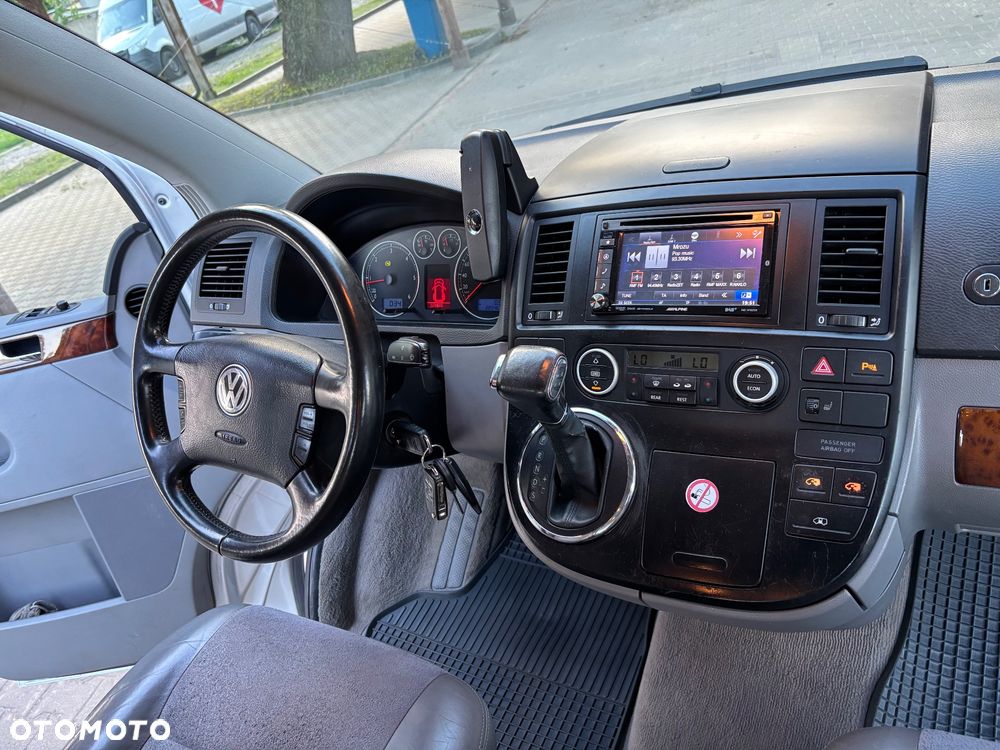 Volkswagen Multivan - 12