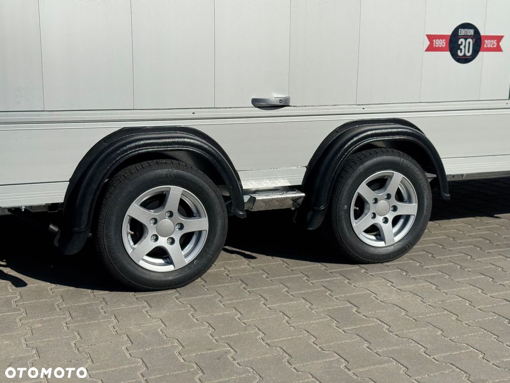 Debon C2000 - zamknięta przyczepa do przewozu aut, 550 x 215 cm, 3500kg, felgi ALU, wciągarka elektryczna - 9