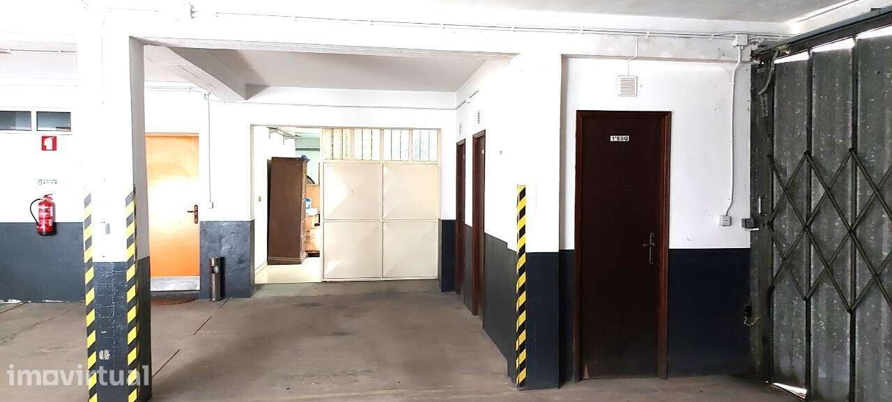 Venda judicial de armazém com 62 m2 em Vila das Aves - Grande imagem: 3/26