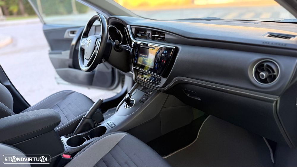 Toyota Auris Touring Sports 1.8 HSD Comfort +P.Techno+P.Sport - 14