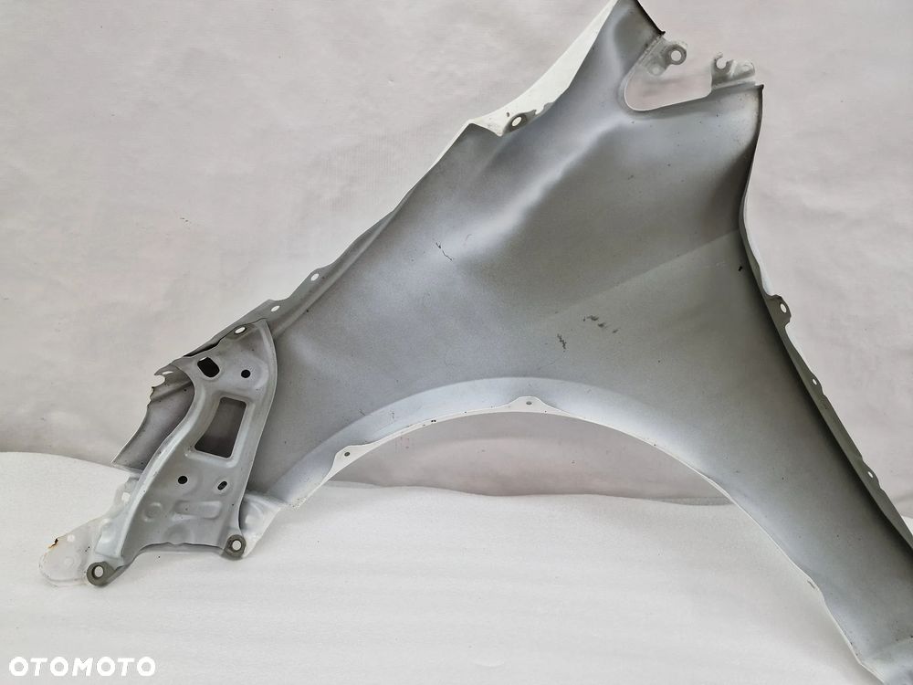 TOYOTA COROLLA E21 HB PRAWY BŁOTNIK PRZEDNI PRZÓD , NR AUKCJI BŁ46 - 17
