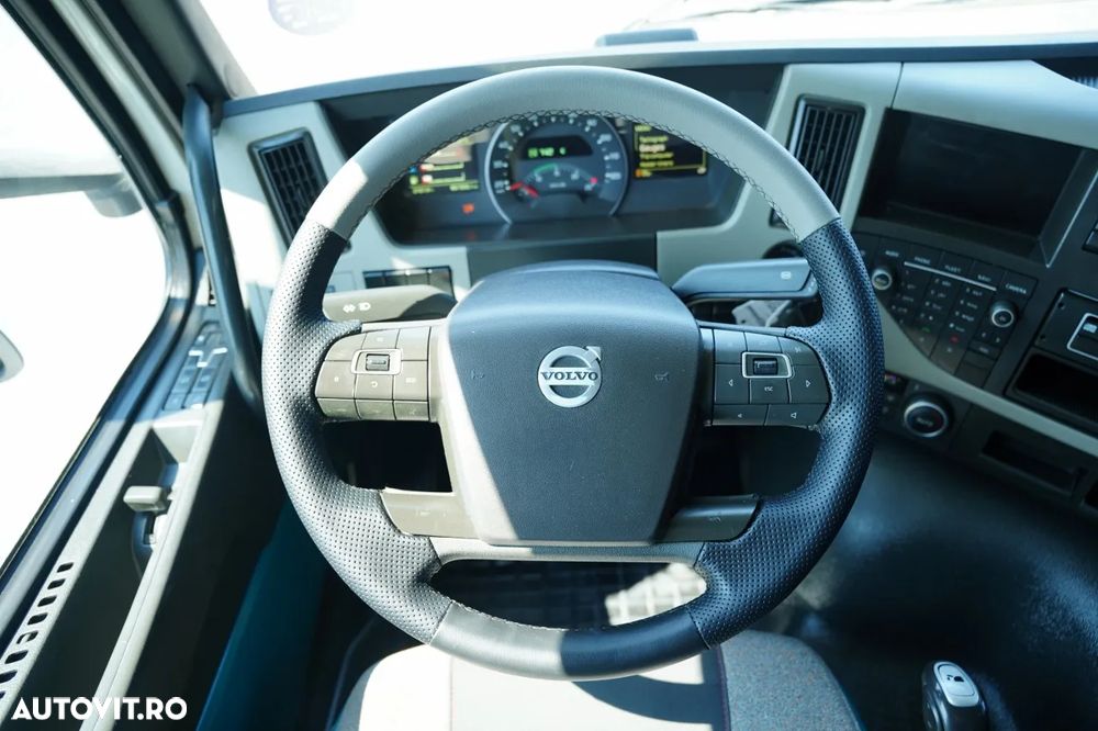 Volvo FM 370 / SOLO / CORTINĂ - 9,1 M / 6X2 / DHOLLANDIA LIFT - 2.000 KG / PODEA REZISTENTĂ / AER CONDIȚIONAT PARCARE / I-SHIFT / EURO 6 - 31