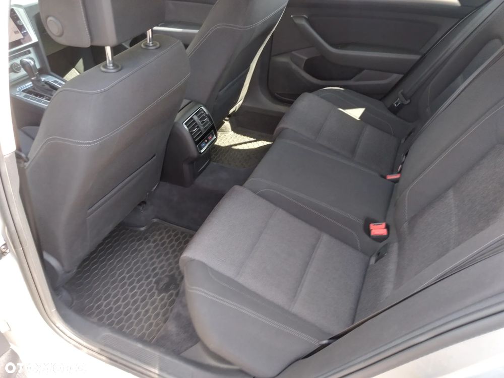 Volkswagen Passat - 15
