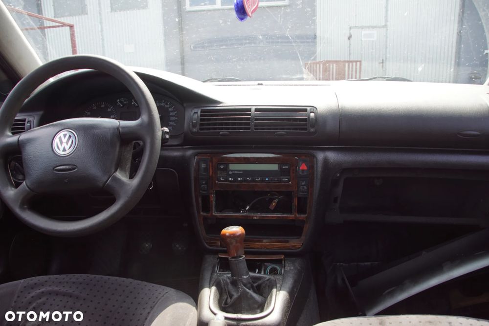 Auto na części - Volkswagen Passat B5 1.8 20V 125 KM ADR DHZ LL5Y 1997R Silnik Skrzynia Drzwi Maska Błotnik Zderzak Klapa Lampa Lusterko Klamka Szyba Deska Kokpit Sterownik Moduł Czujnik Licznik Panel Kierownica - 16