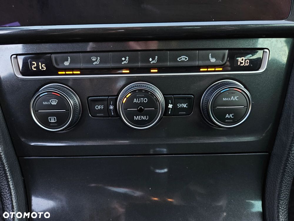Volkswagen Golf - 22
