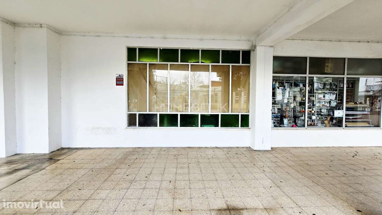 Loja com dois pisos, localizada em frente à Estação da CP da Rinchoa - Grande imagem: 3/11