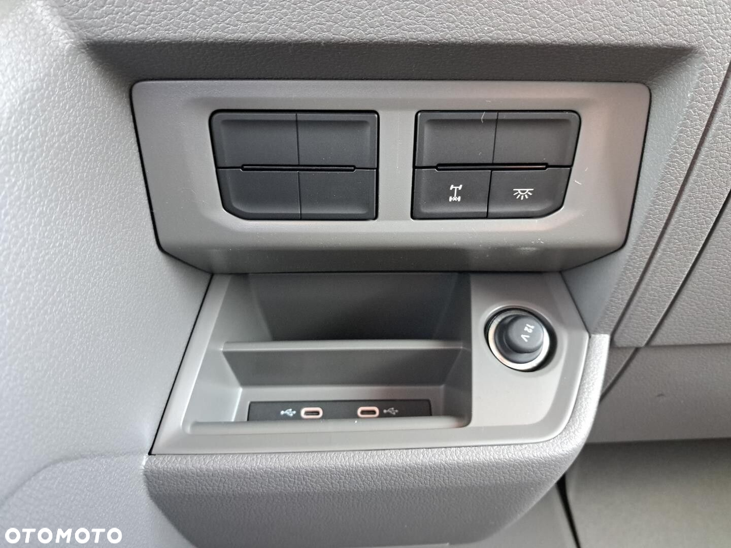 Volkswagen Crafter 35 Furgon z wysokim dachem silnik: 2,0 l EU6 SCR 177 KM / skrzynia biegów: 4MOTION automatyczna 8-biegowa rozstaw osi: 3640 mm - 23