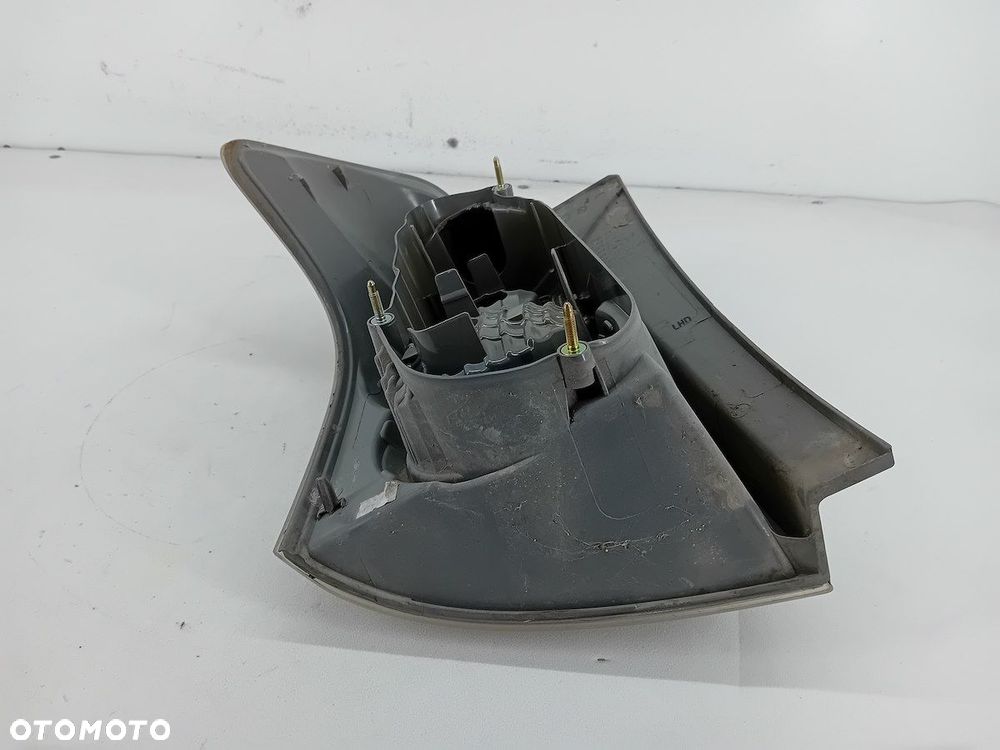 LAMPA TYLNA PRAWA TOYOTA COROLLA VERSO II - 2