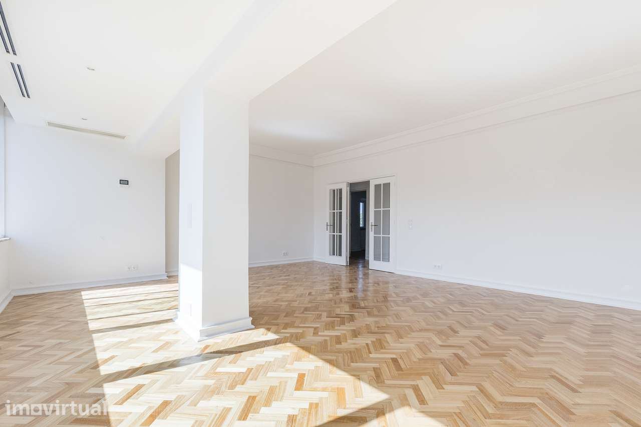 Espetacular apartamento T5 totalmente renovado, na Avenida João XXI - Grande imagem: 3/41