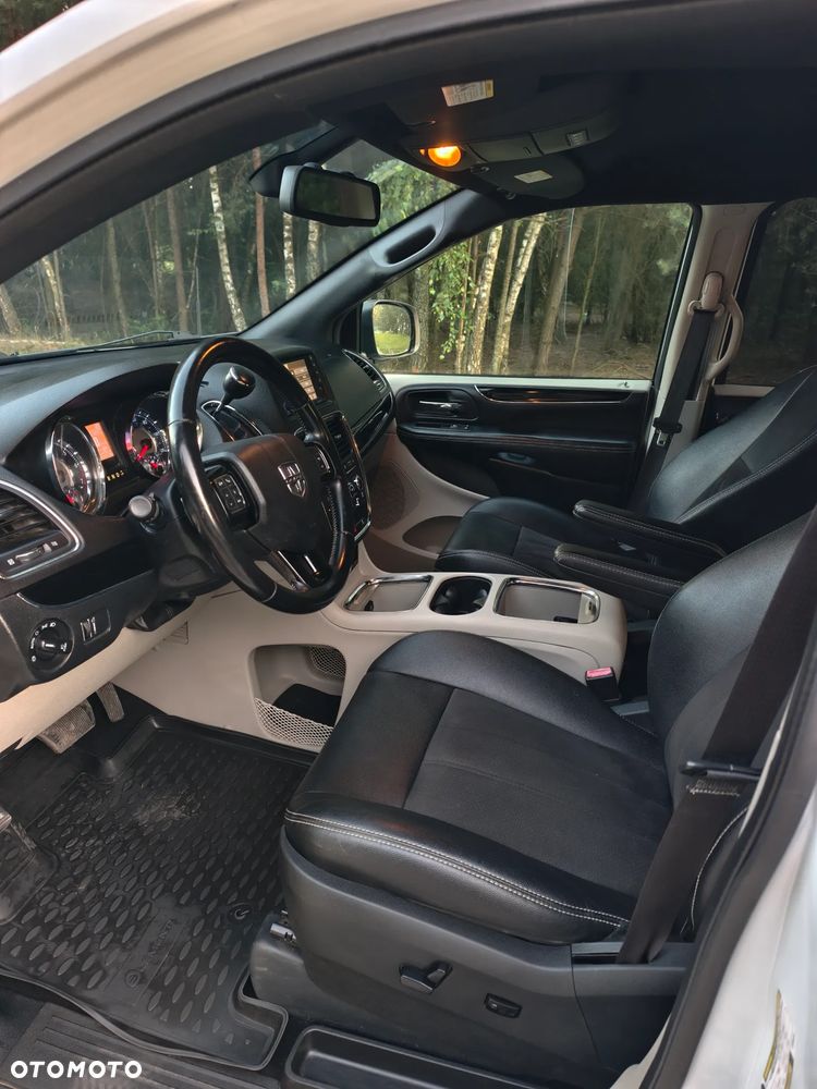 Dodge Grand Caravan - 8