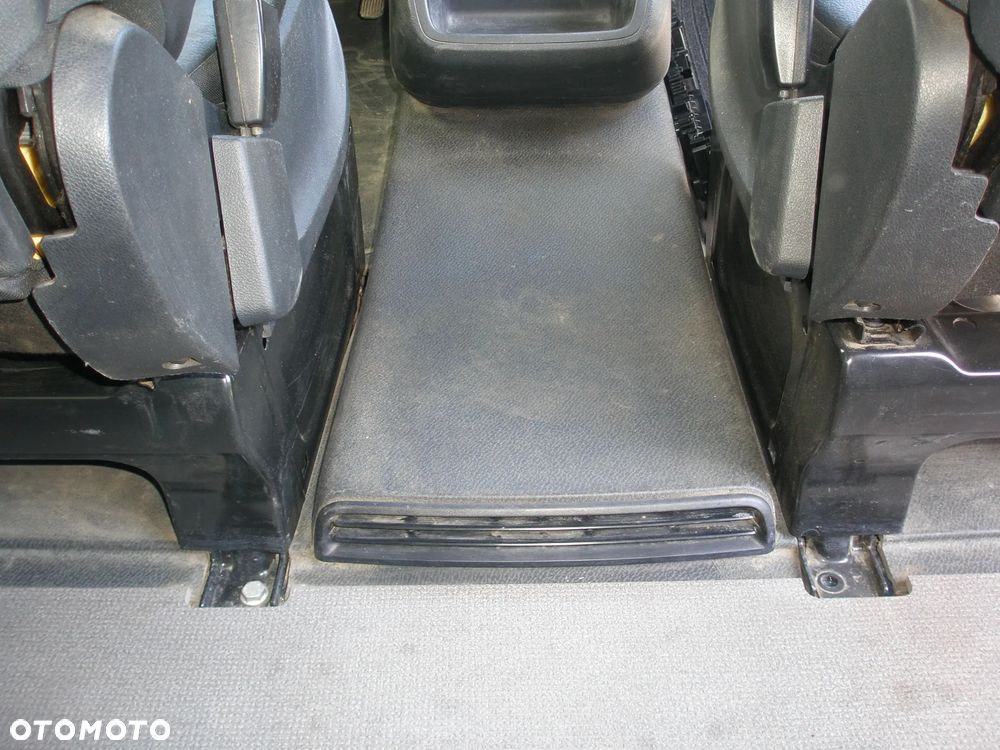 Mercedes-Benz Vito Renault Trafic - 11