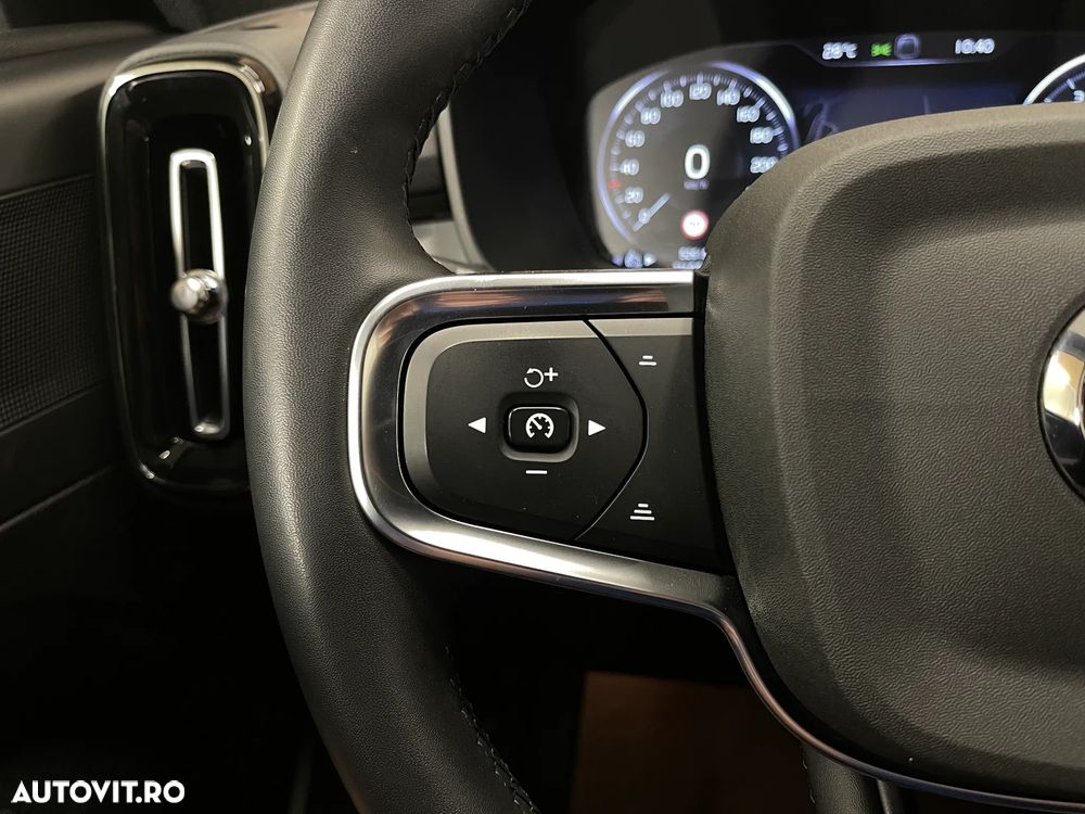 Volvo XC 40 B4 AT8 AWD Mild Hybrid Momentum Pro - 25