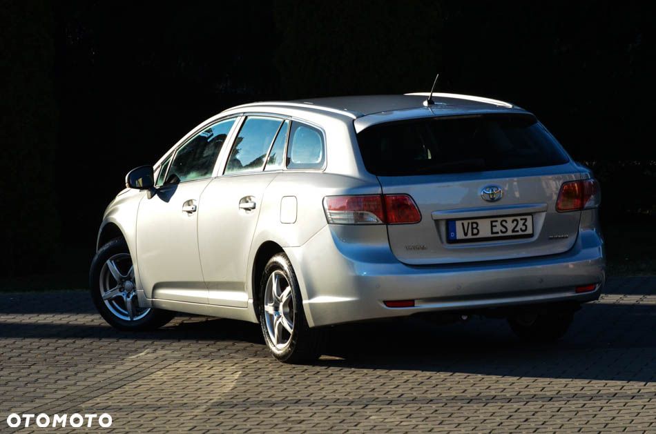 Toyota Avensis 1.8 Comfort - 16