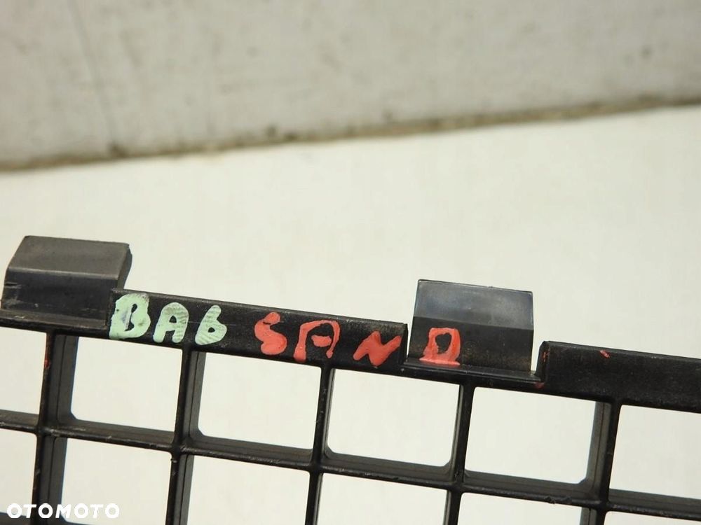 KRATKA WENTYLACYJNA BAGAŻNIKA TYŁ DACIA SANDERO I STEPWAY - 3