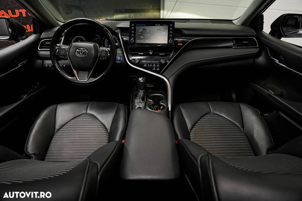 Toyota Camry Luxury - 3