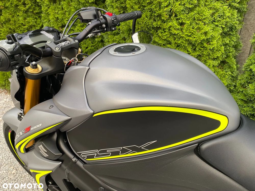 Suzuki GSX - 16