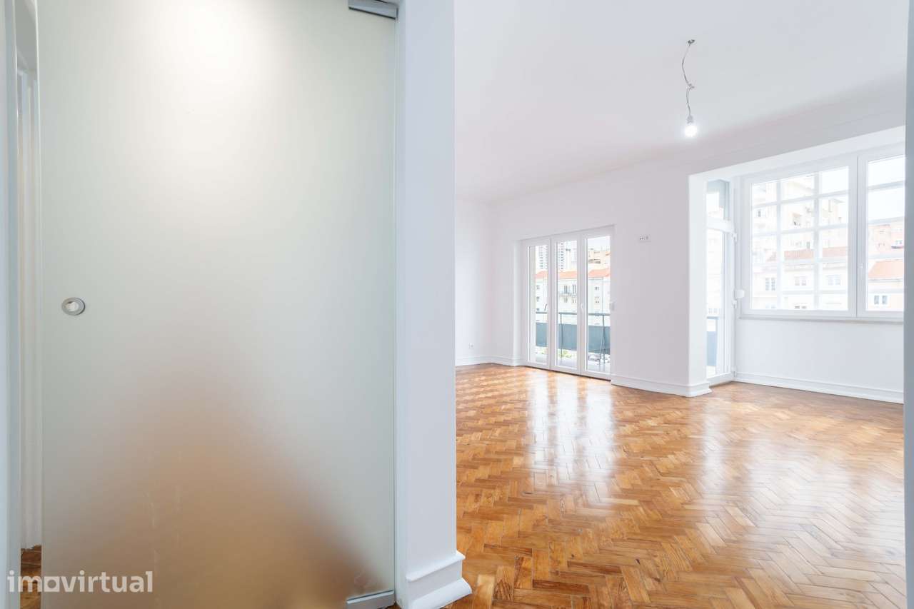 Apartamento T3 Remodelado junto à Av. de Roma - Grande imagem: 3/37