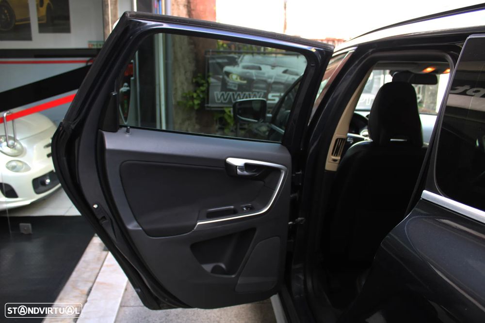 Volvo XC 60 D5 Momentum Geartronic - 25