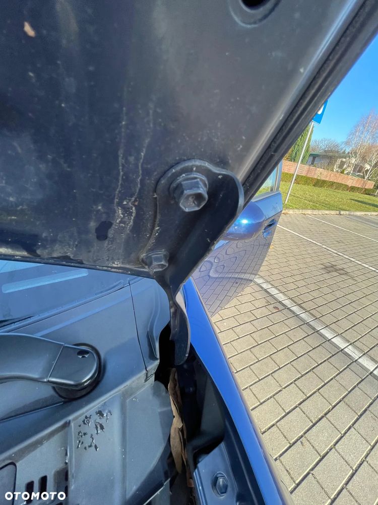 Toyota Prius (Hybrid) Sol - 24