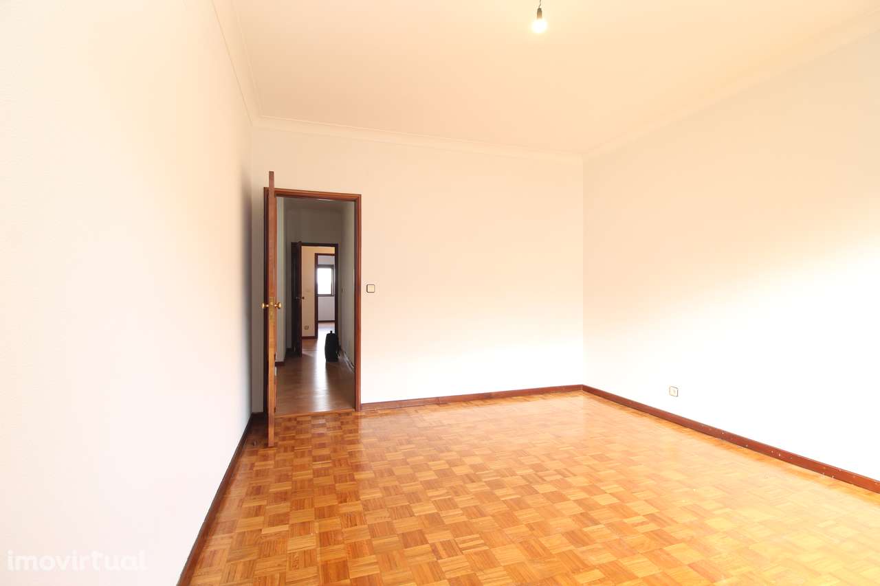 T2+1 em frente à estação de Ermesinde- Arrendamento - Grande imagem: 5/24