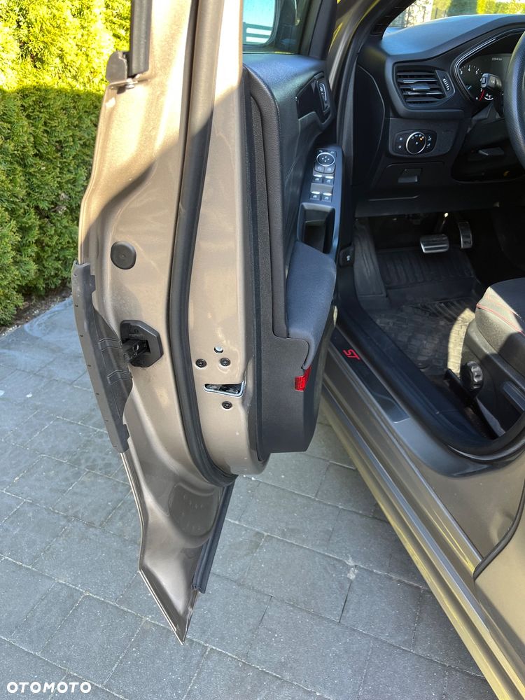 Ford Focus 1.5 EcoBoost ST-Line - 6