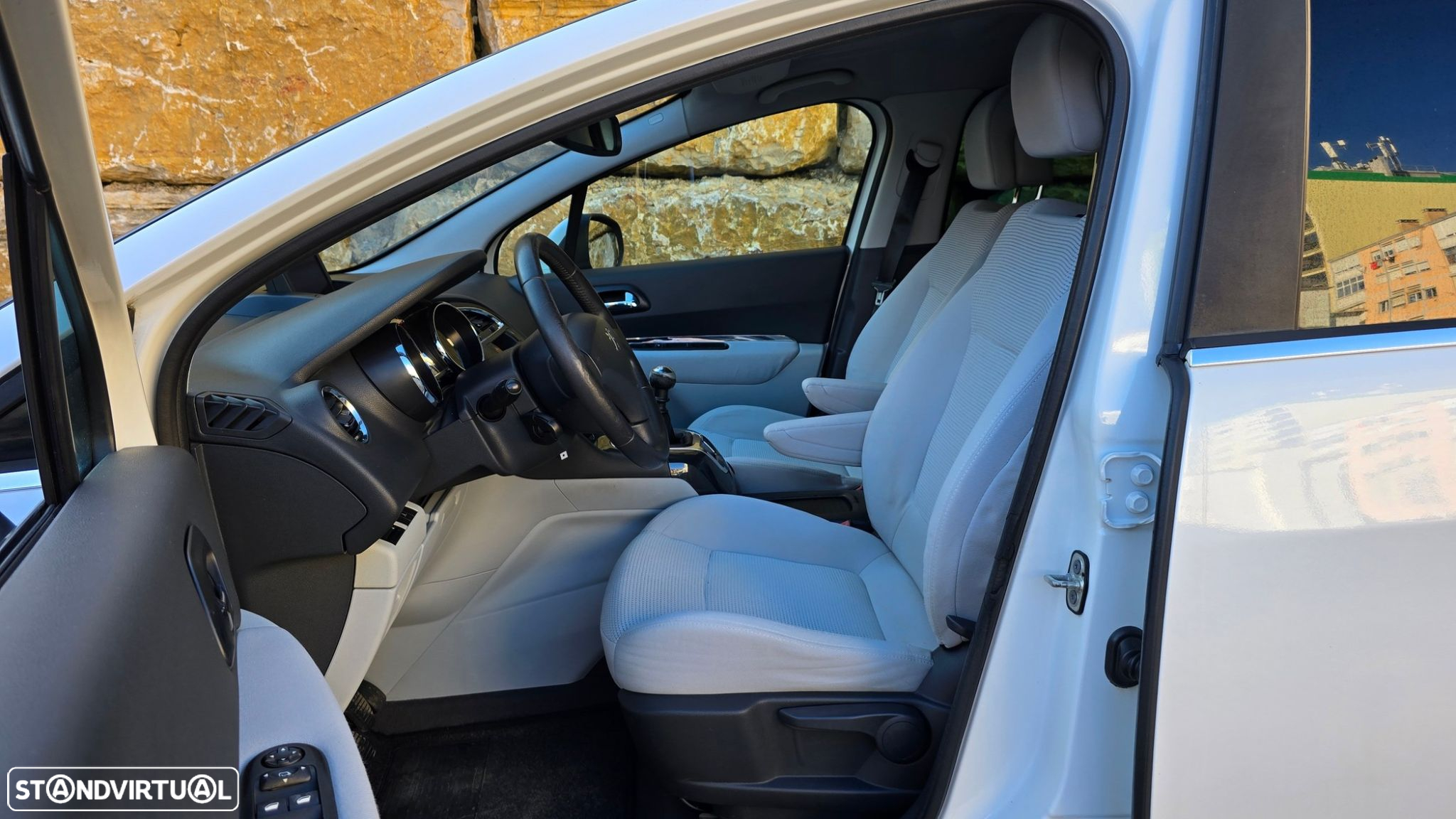 Peugeot 5008 1.6 HDi Executive JLL17 - 25