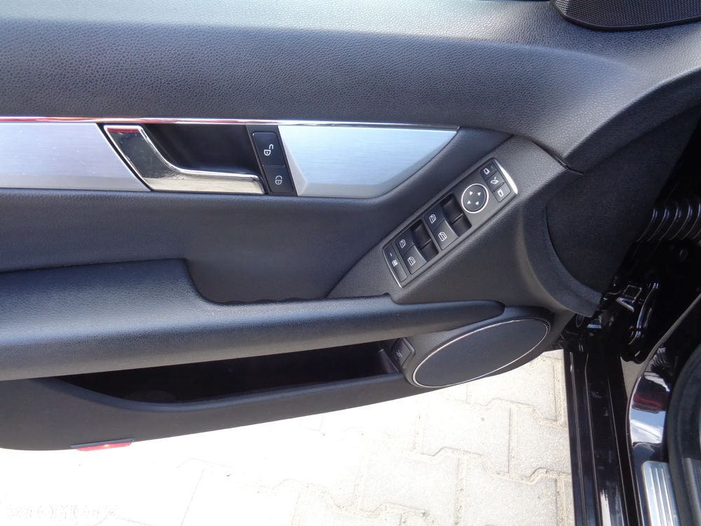 Mercedes-Benz Klasa C 180 CGI BlueEFFICIENCY Avantgarde - 22