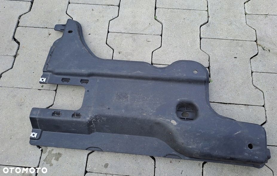 VW PASSAT B8 OSŁONA PODWOZIA PRAWA 3Q0825102A - 1