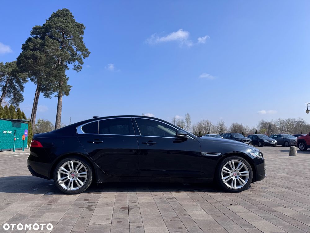 Jaguar XE 25t Prestige - 3