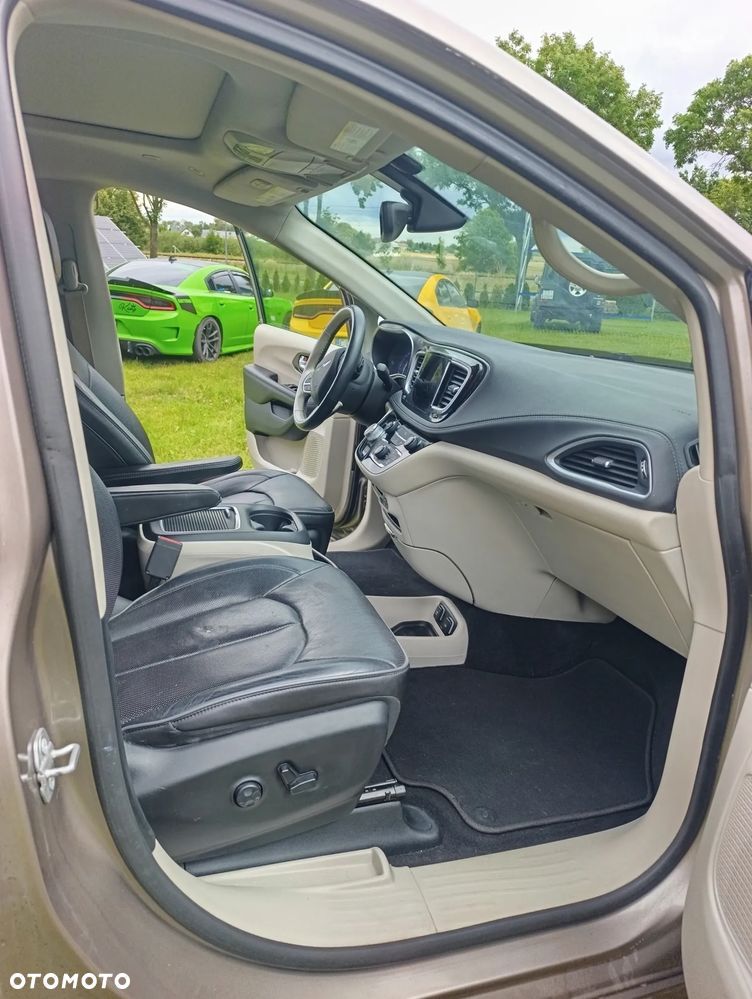 Chrysler Pacifica - 16