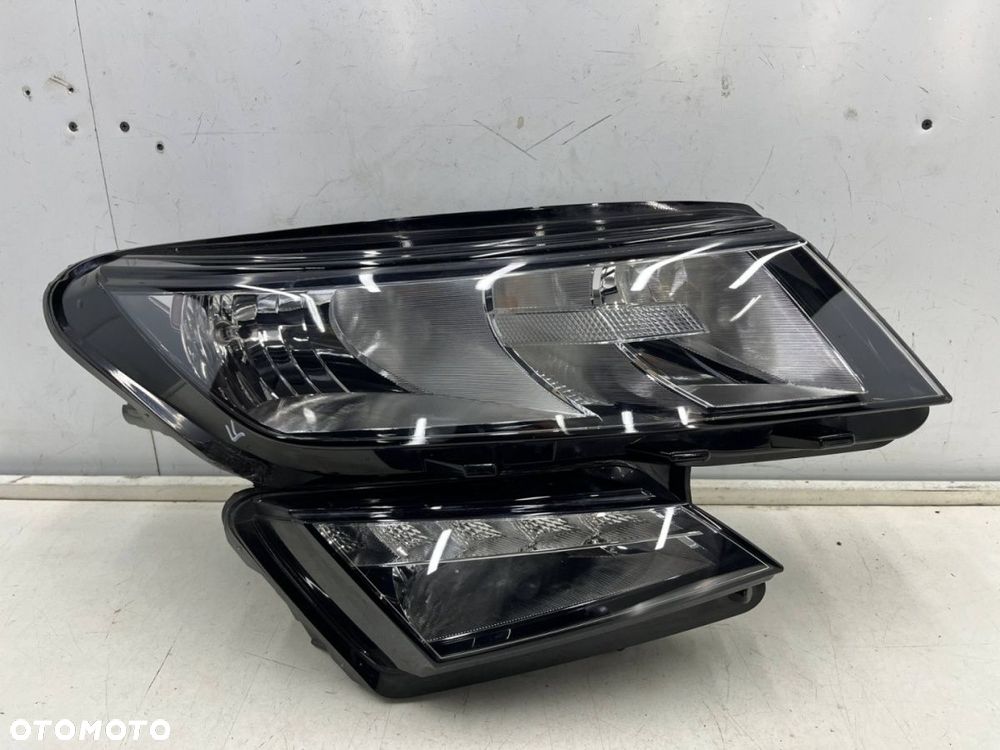 Lampa reflektor Skoda Kodiaq I 16-19r. PRAWA przednia zwykła na żarówki pasek DRL LED prawy przód Eu - 1