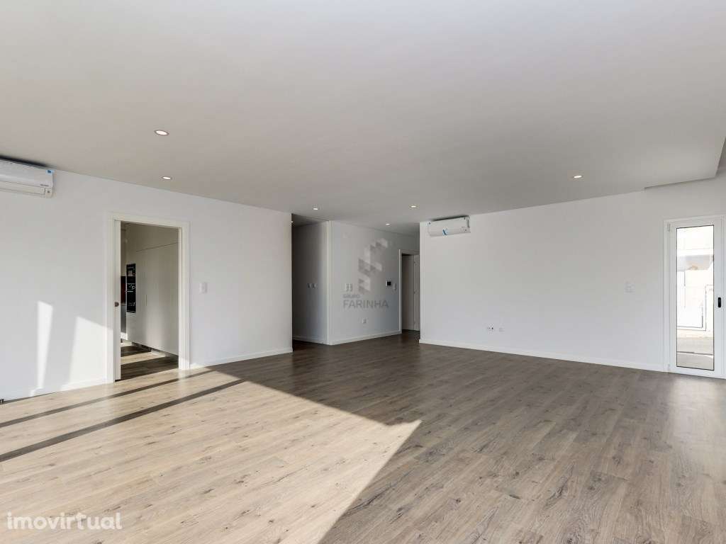 MORADIA T4 NOVA
Famões, moradia independente V4+1 nova com Jardim,... - Grande imagem: 5/46